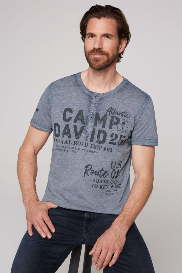 

CAMP DAVID Henley tričko s potisky loga - concrete blue, Betonová modrá