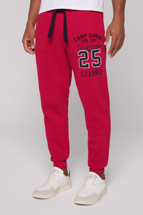 

CAMP DAVID Teplaky s retro artworkem - royal red, Červený