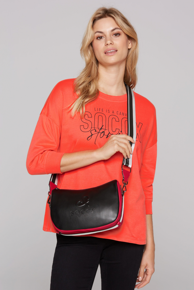 Barevná crossbody kabelka s módním popruhem 
