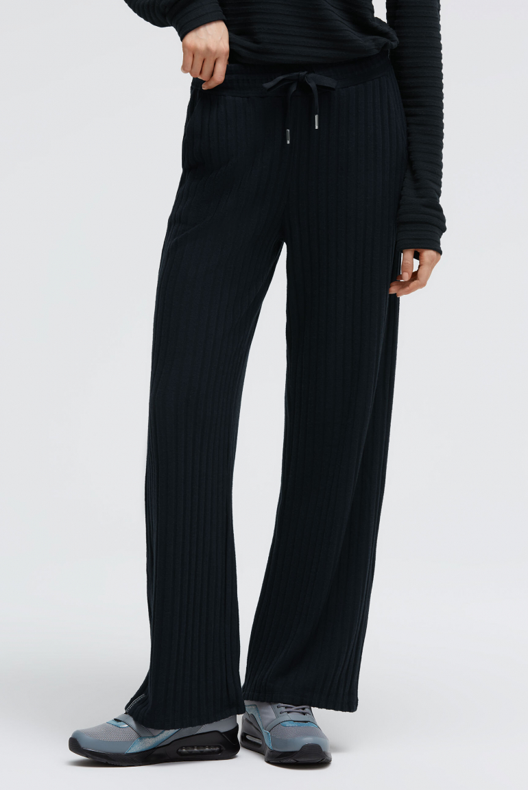 Flaušové pletené kalhoty se širokými nohavicemi a žebrovanou strukturou 
