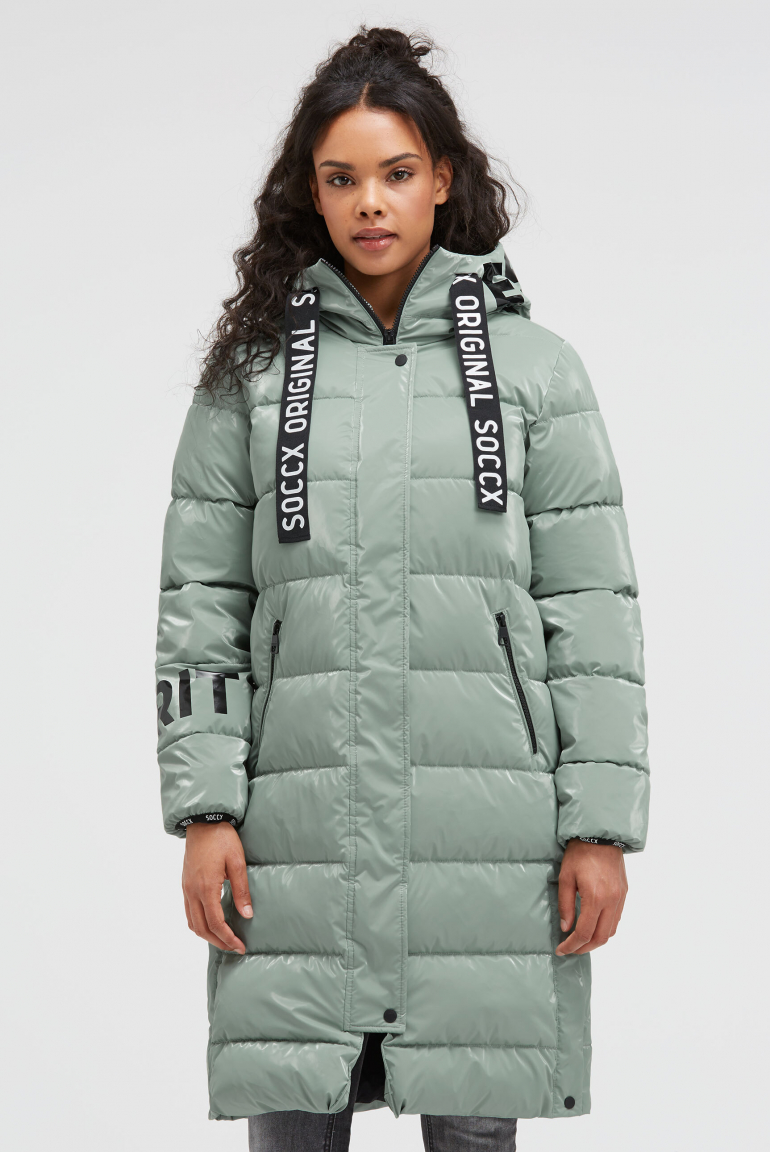 Lesklá prošívaná parka s artworky loga 