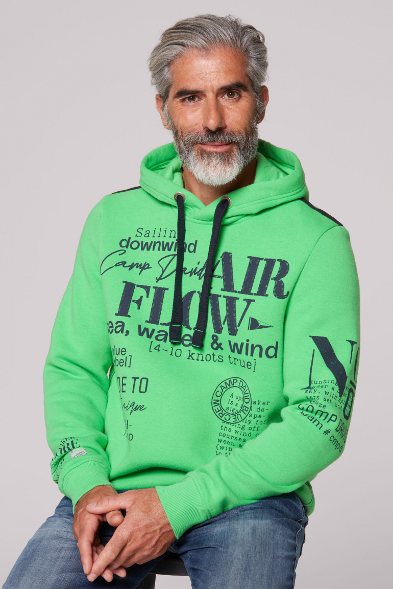 Mikina s kapucí a nápadnými potisky loga 