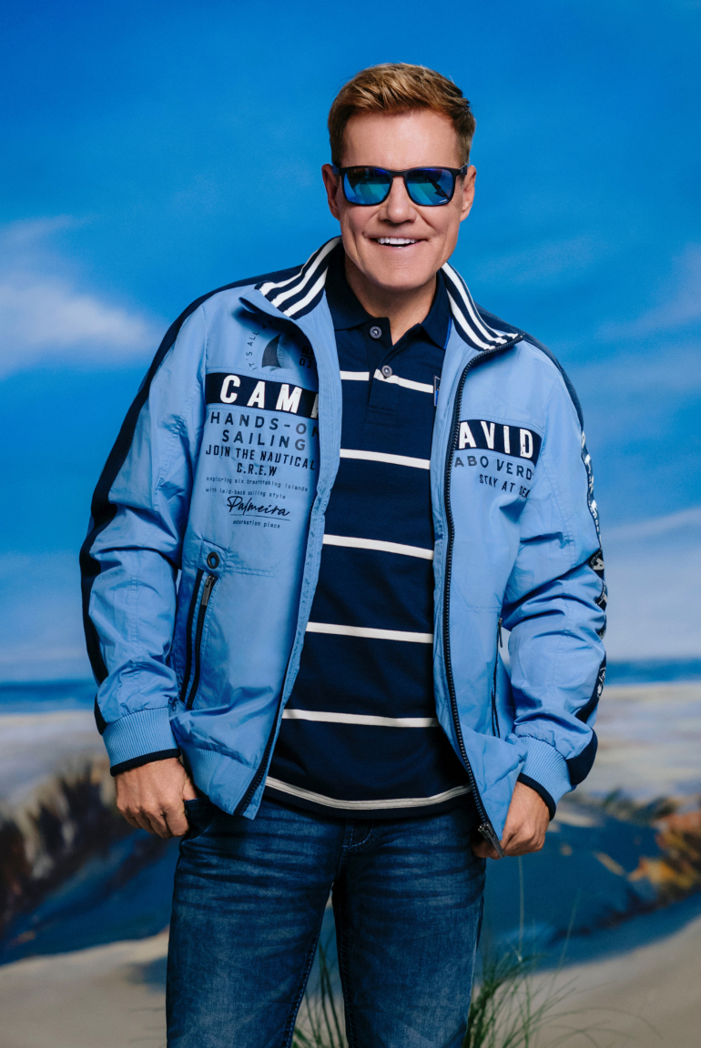 Polo tričko s pruhovaným designem 