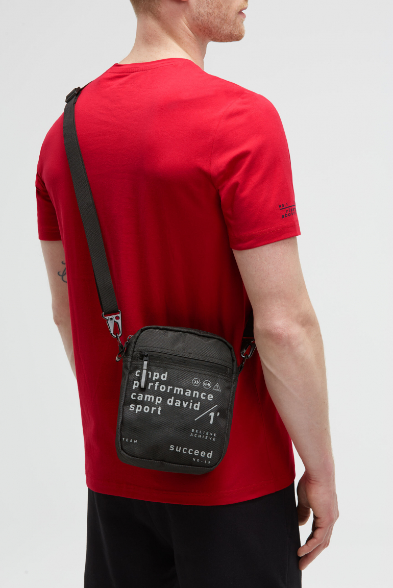 Lehká crossbody taška s reflexním potiskem 