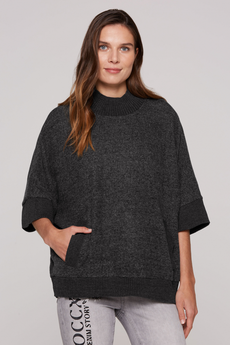 Oversized svetr se stojáčkem a kapsami 
