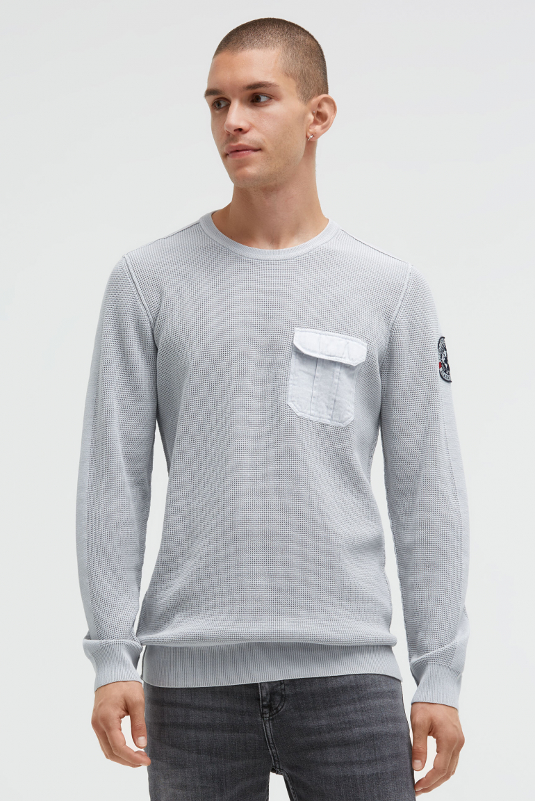 Svetr s pleteným vzorem a náprsní kapsou 