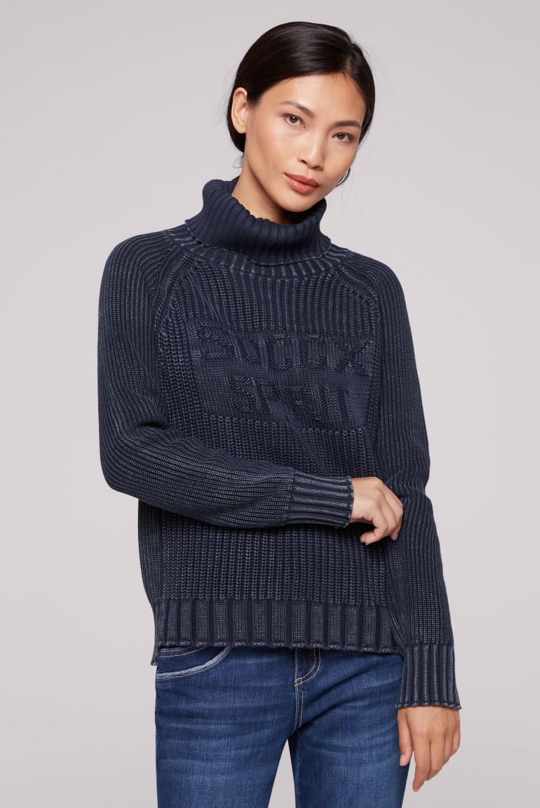 

SOCCX Svetr s rolakem v sepranem vzhledu a logem - blue navy, Modré námořnictvo