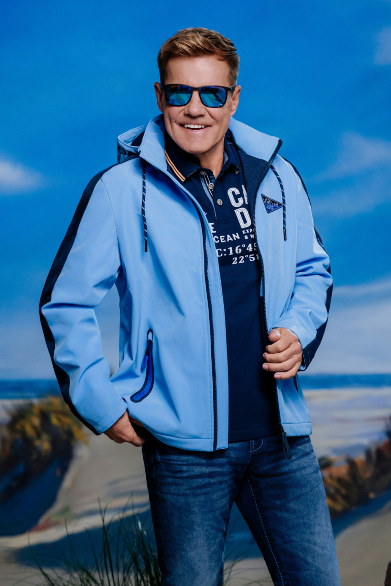 Softshellová bunda s odnímatelnou kapucí s logem 