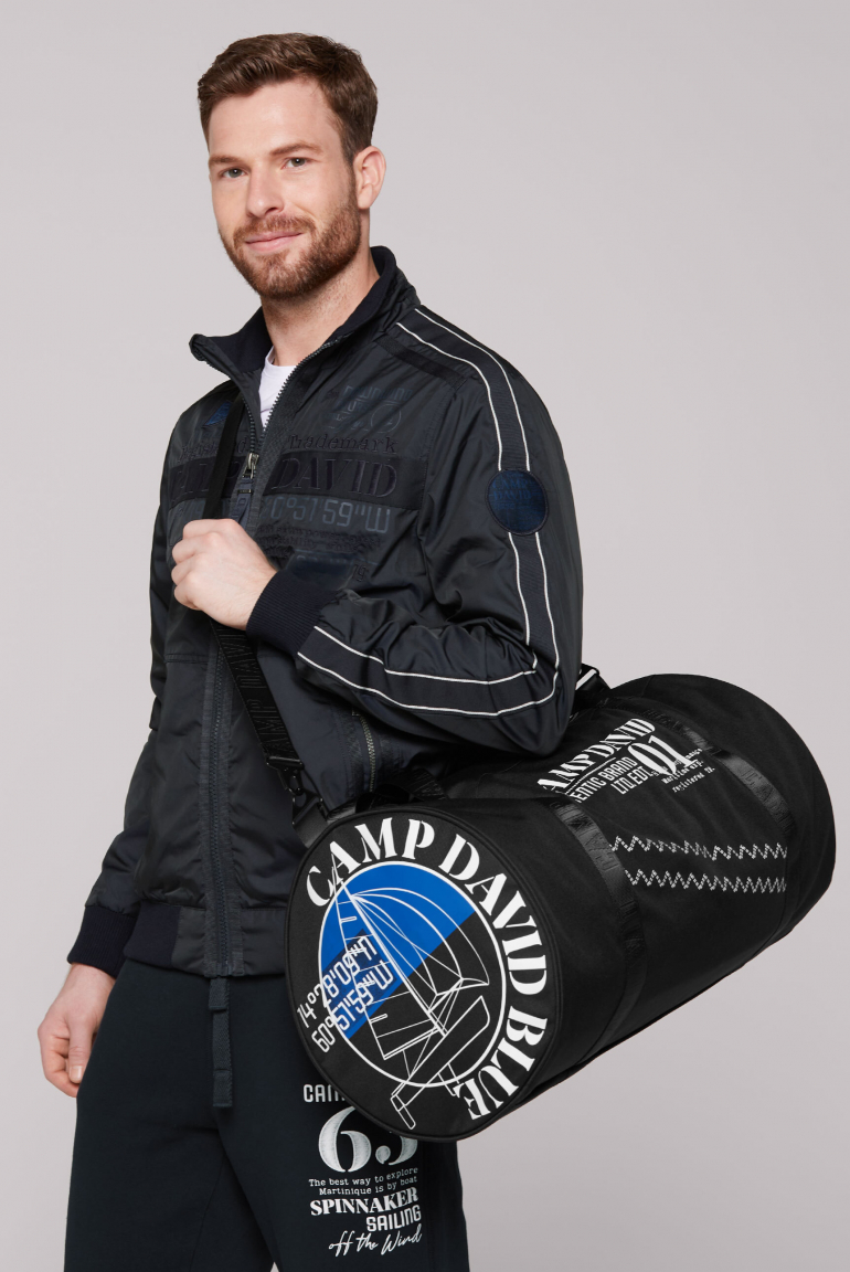 Sportovní taška v designu inspirovaným plachtěním 
