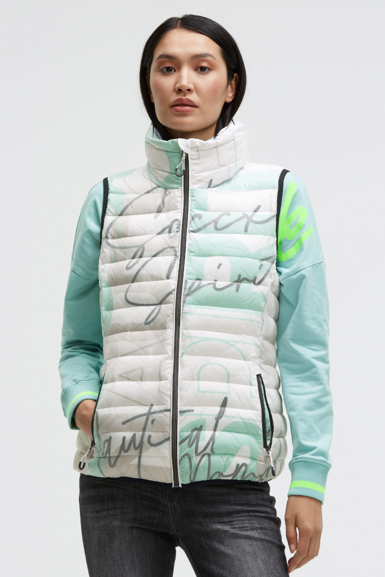 Prošívaná vesta s kapucí v límci a celoplošným potiskem 