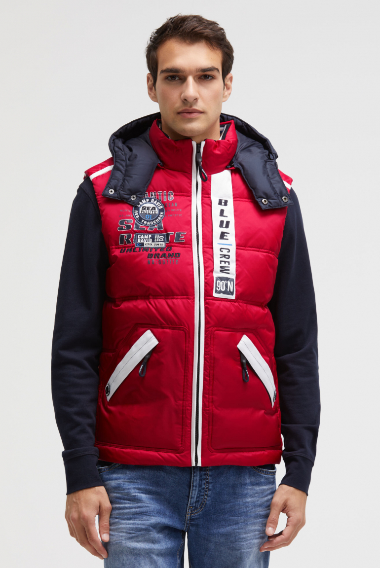 Prošívaná vesta s pásky, artworky a kapucí