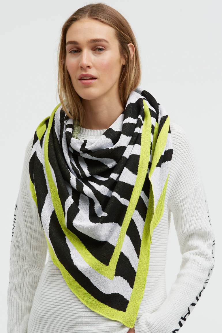 Trojúhelníkový šátek s intarzií zvířecího motivu 