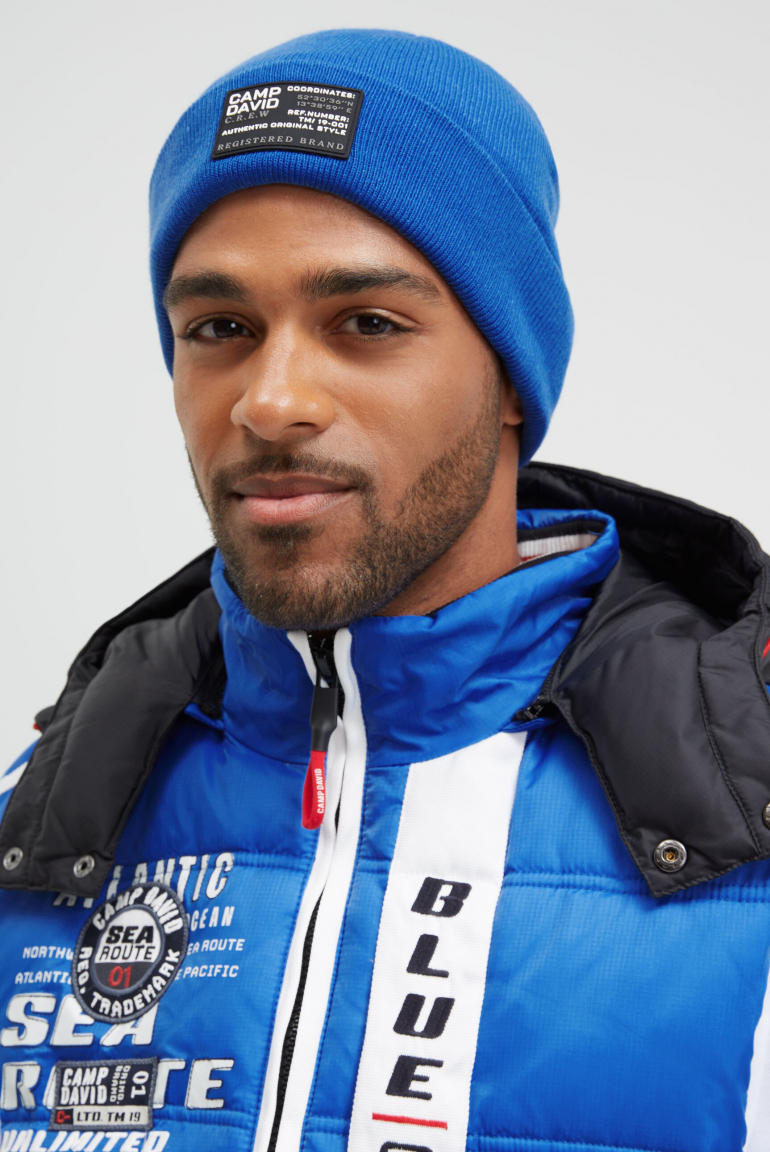 Pletená čepice s nášivkou s logem 