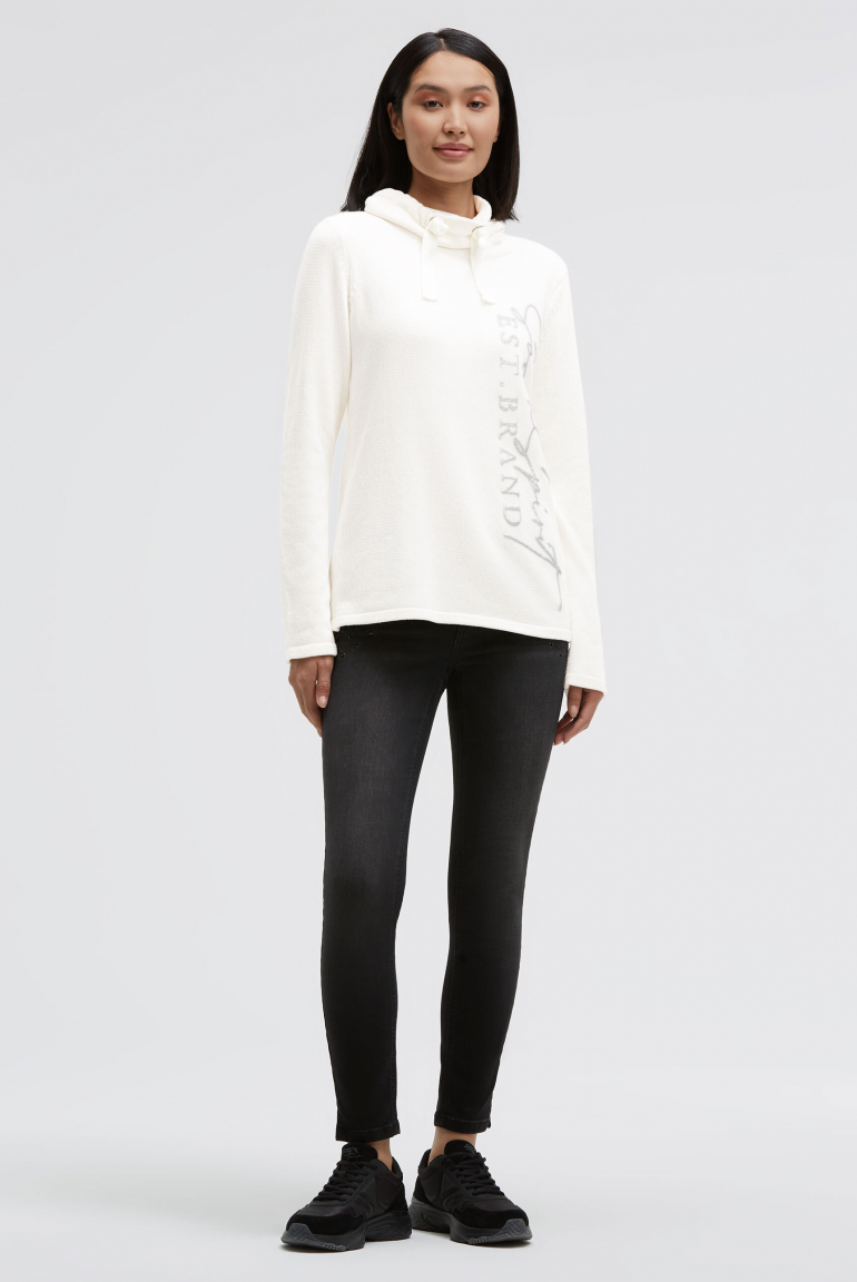 Žinylkový svetr s vysokým límcem a artworkem