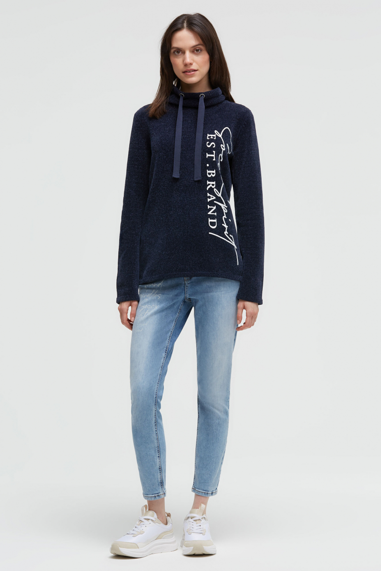 Žinylkový svetr s vysokým límcem a artworkem