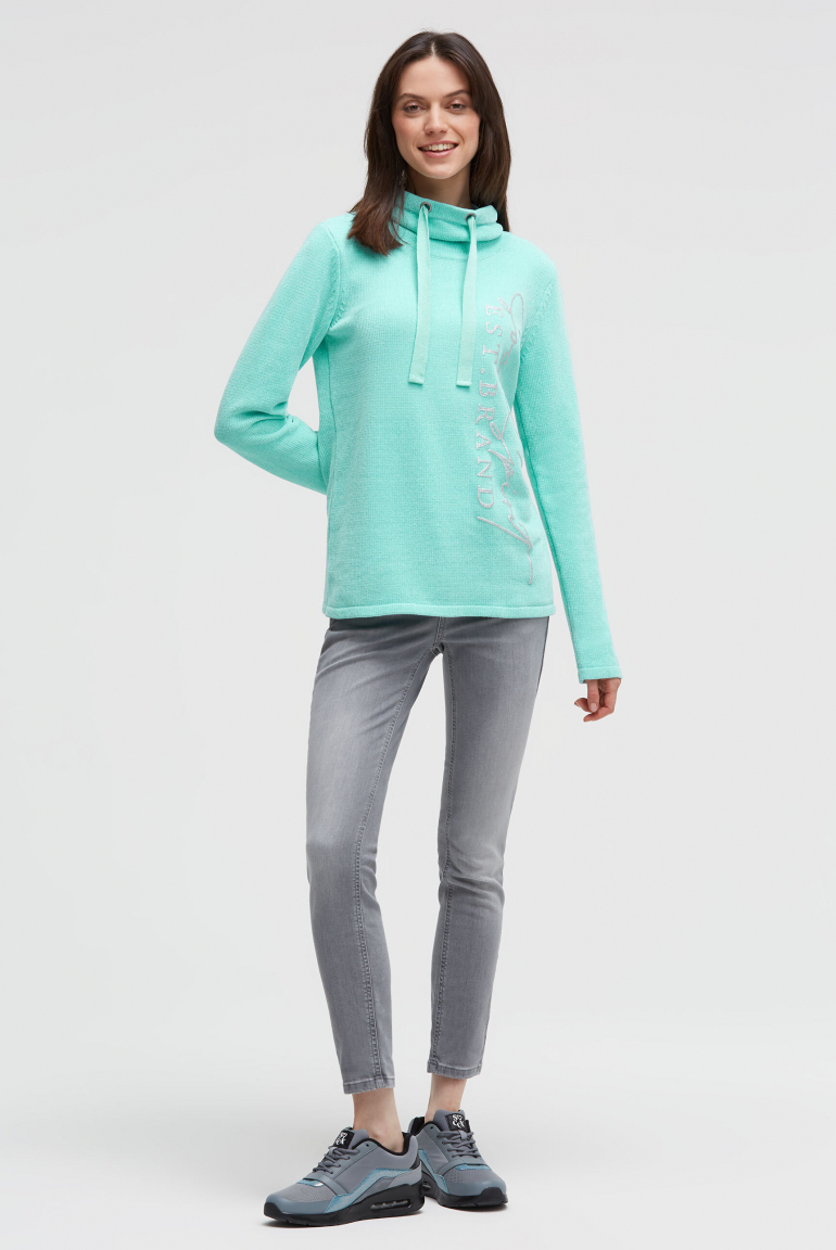 Žinylkový svetr s vysokým límcem a artworkem