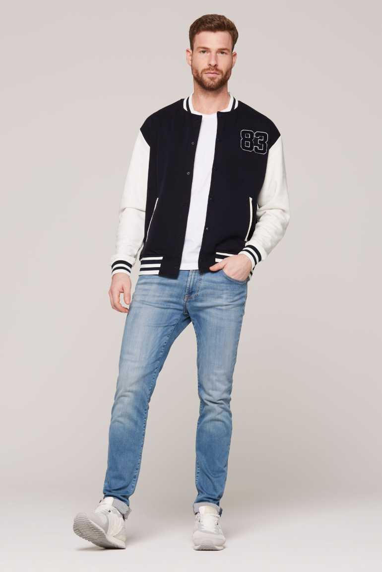 Univerzitní bomber s aplikacemi značky