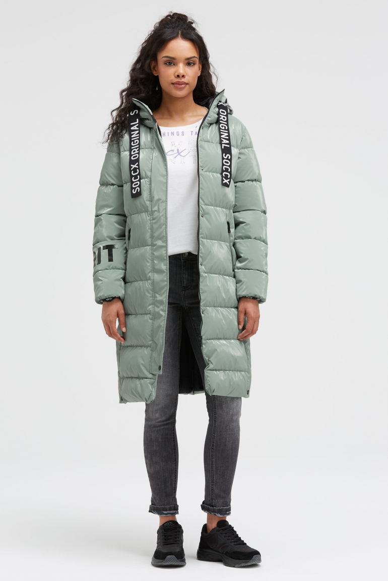 Lesklá prošívaná parka s artworky loga