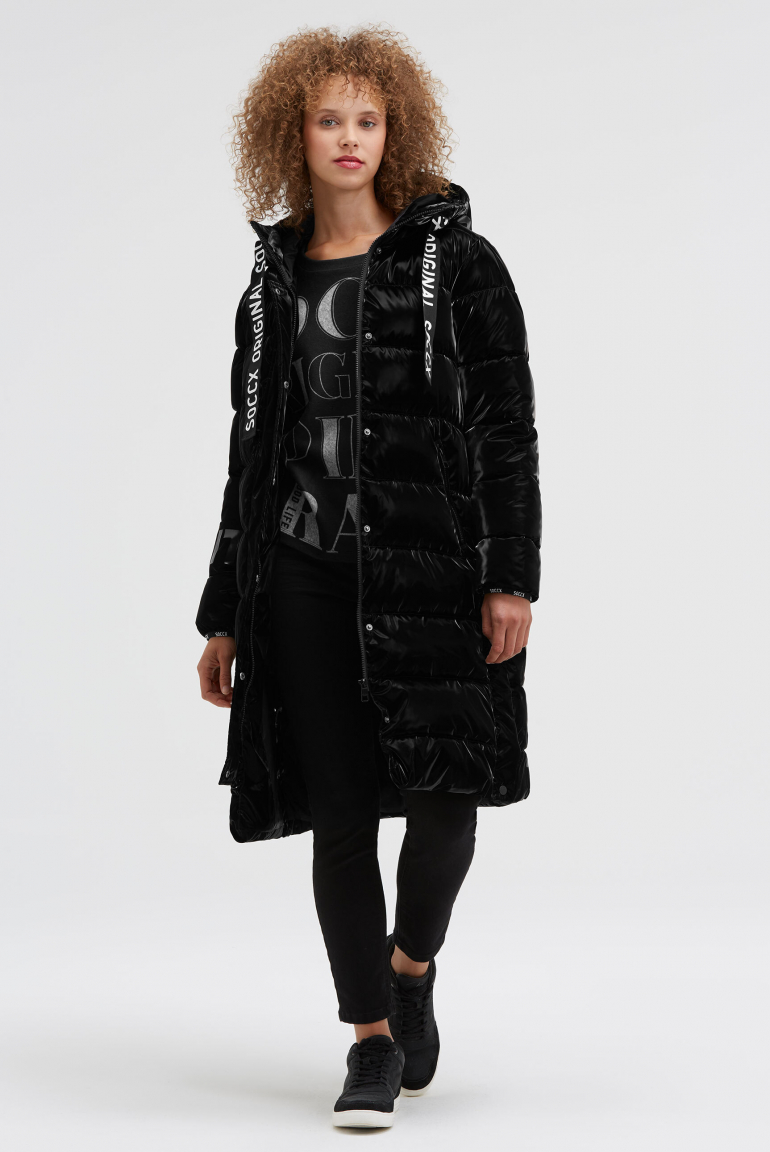 Lesklá prošívaná parka s artworky loga