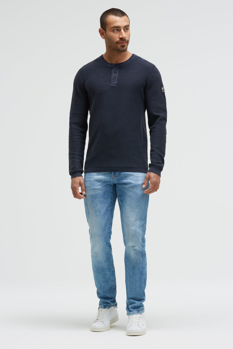 Henley svetr se stonewash úpravou