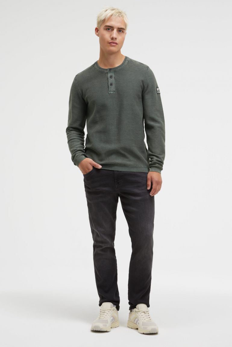 Henley svetr se stonewash úpravou