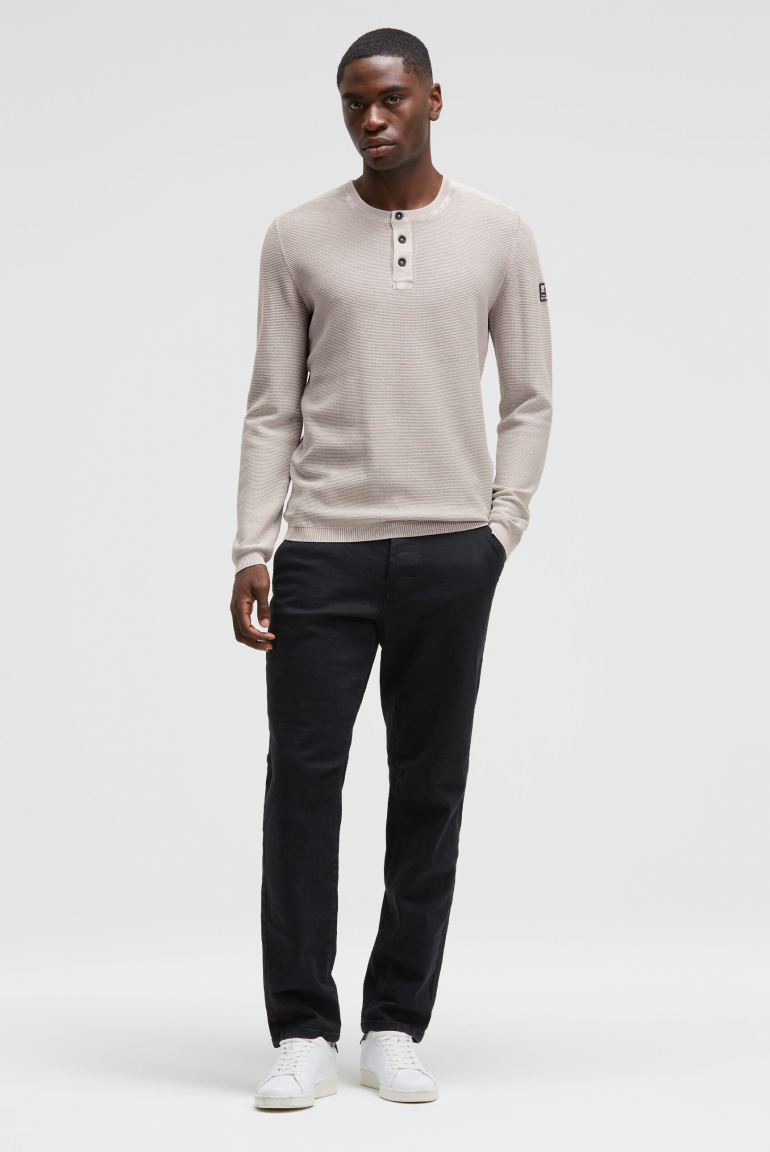 Henley svetr se stonewash úpravou