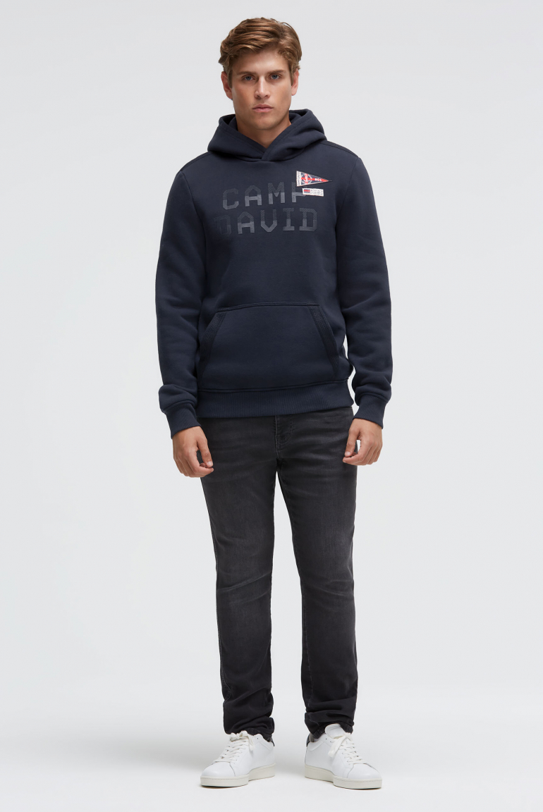 Mikina s kapucí, gumovým potiskem a pásky