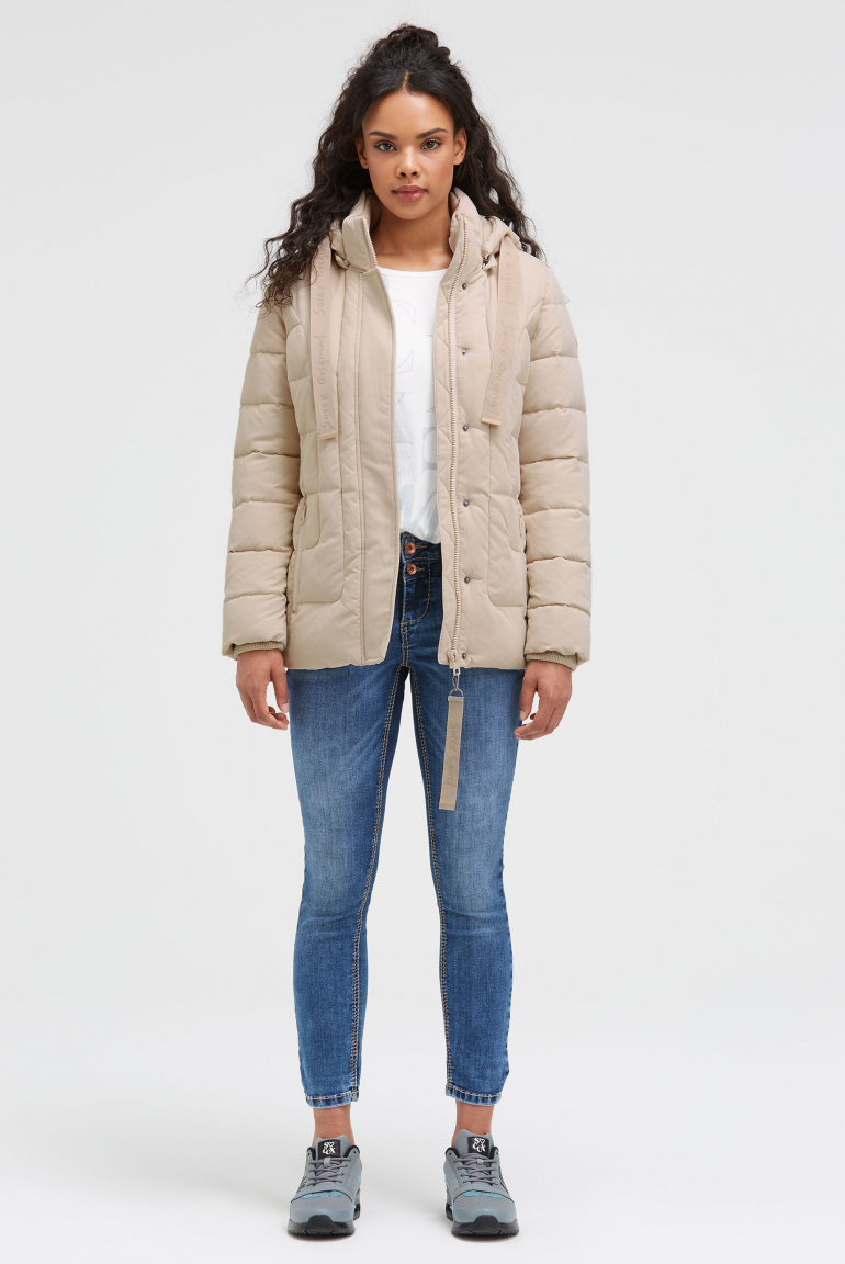 Bunda s prošívaným designem a kapucí