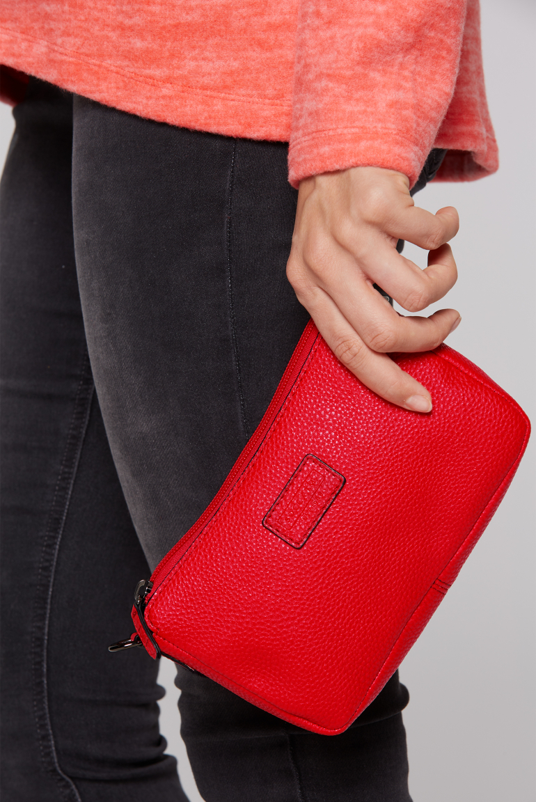 Malá crossbody taška se štítkem