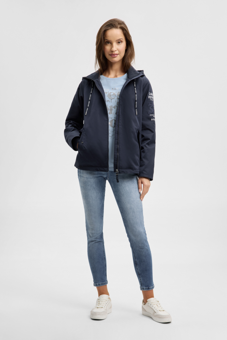 Krátká bunda s kapucí a artworkem