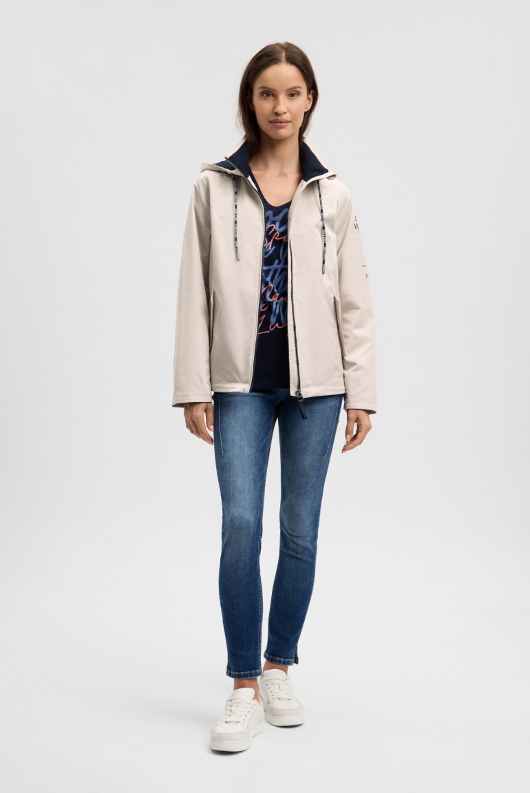 Krátká bunda s kapucí a artworkem