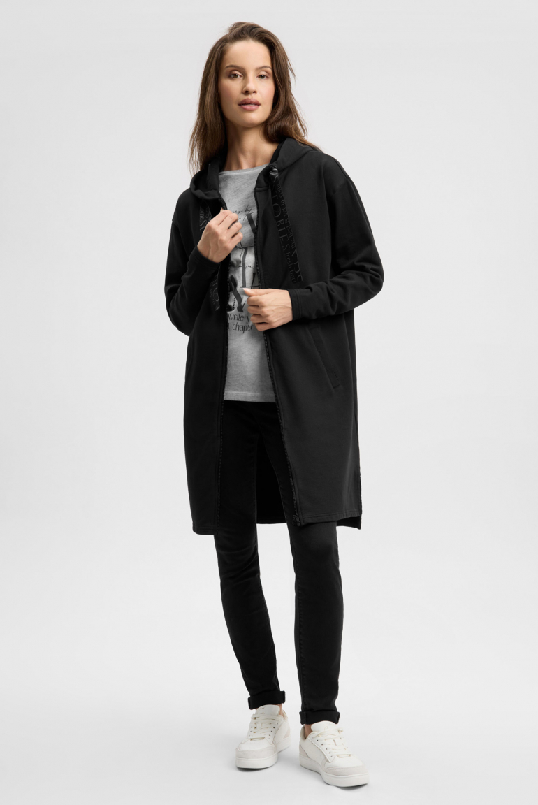 Dlouhá mikina s kapucí a potiskem na zádech