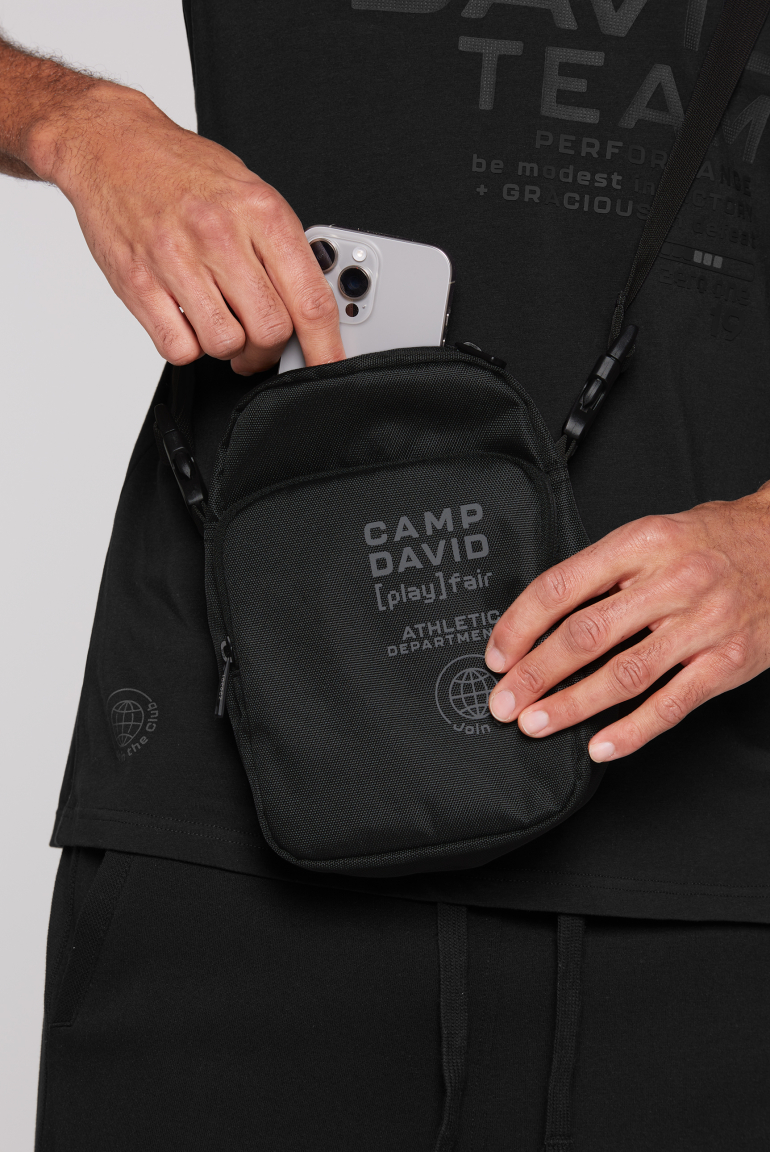 Lehká crossbody taška s foliovým potiskem