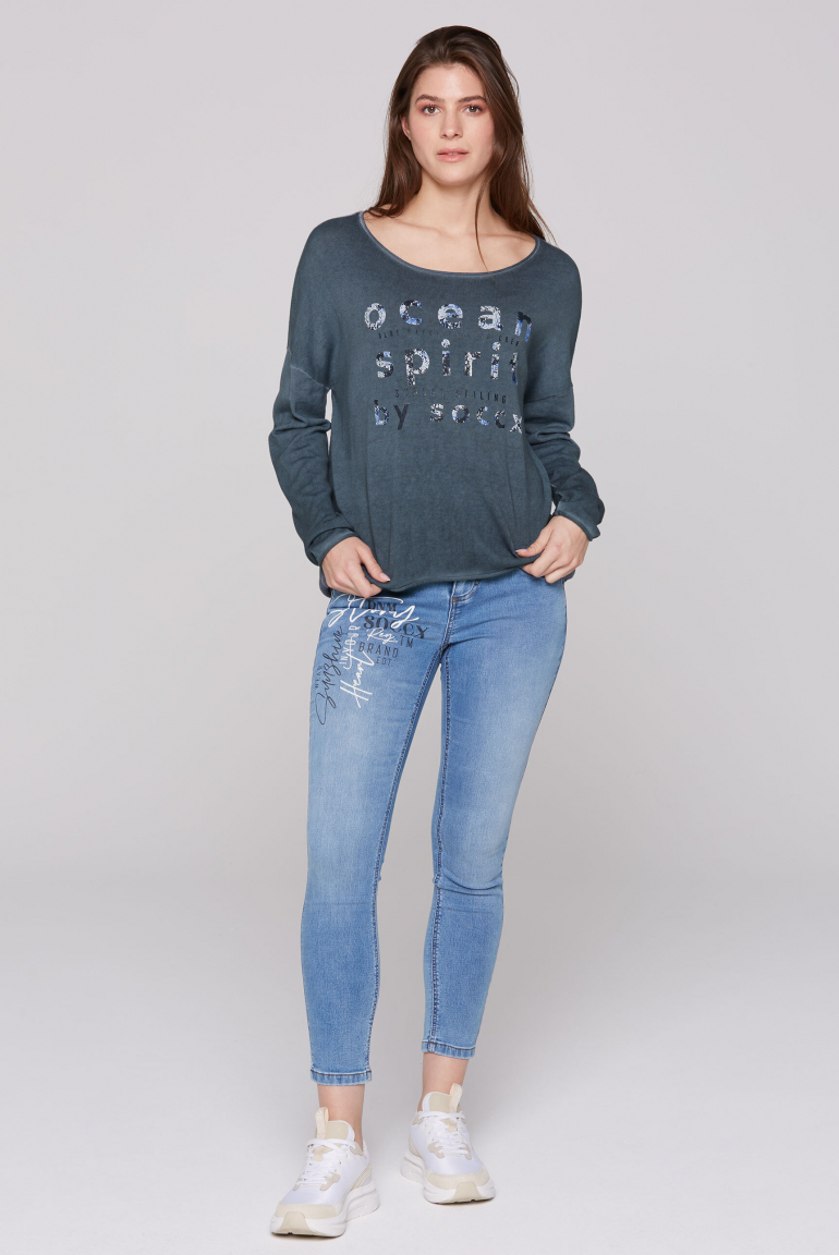 Oversized svetr vintage vzhledu s artworkem