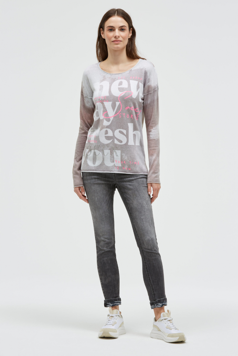 Svetr s celoplošným potiskem a ozdobnými kamínky