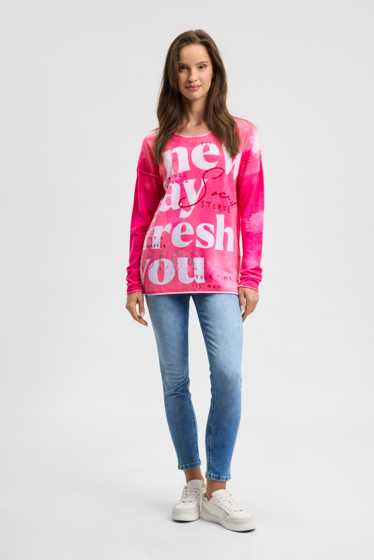 Svetr s celoplošným potiskem a ozdobnými kamínky