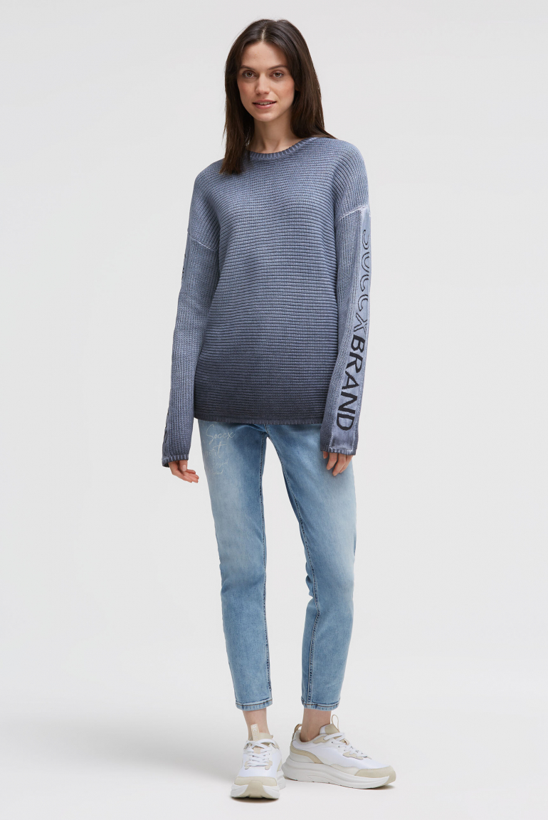 Svetr s intarzovaným vzorem na rukávech