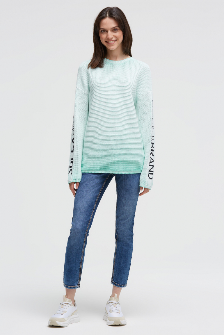 Svetr s intarzovaným vzorem na rukávech