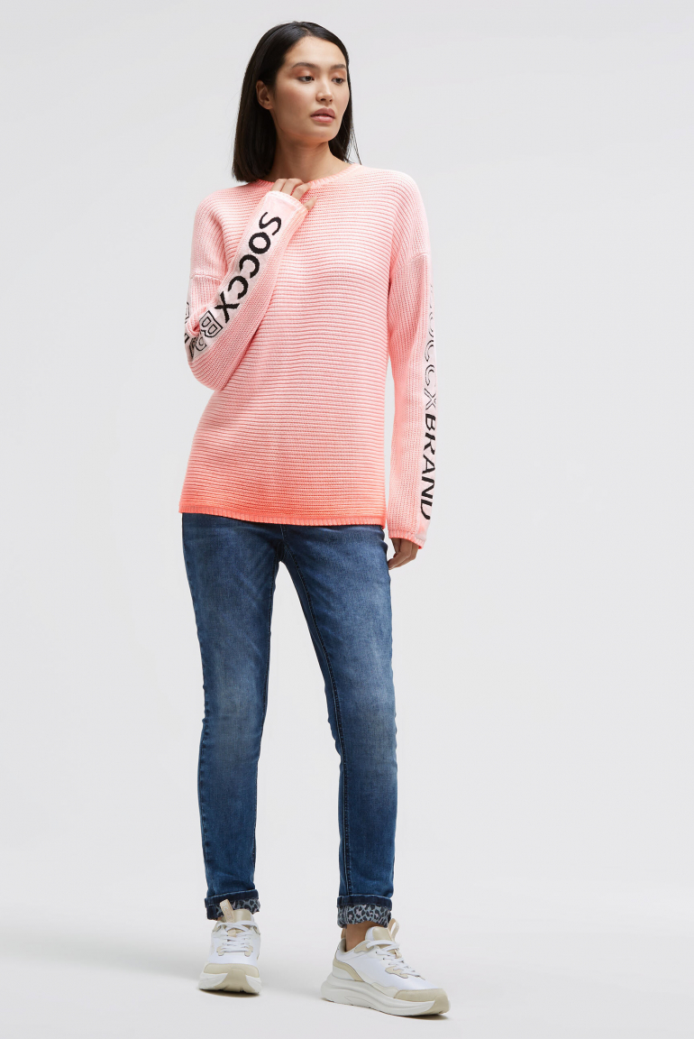 Svetr s intarzovaným vzorem na rukávech