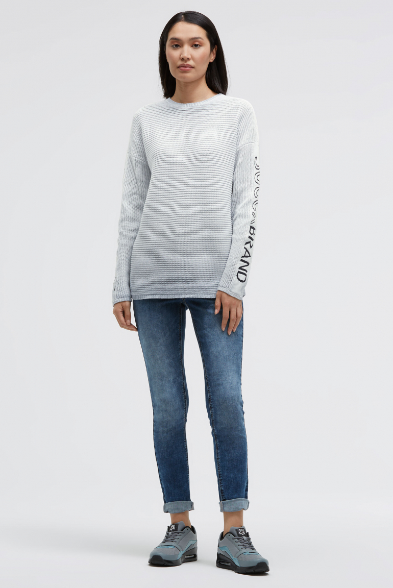 Svetr s intarzovaným vzorem na rukávech