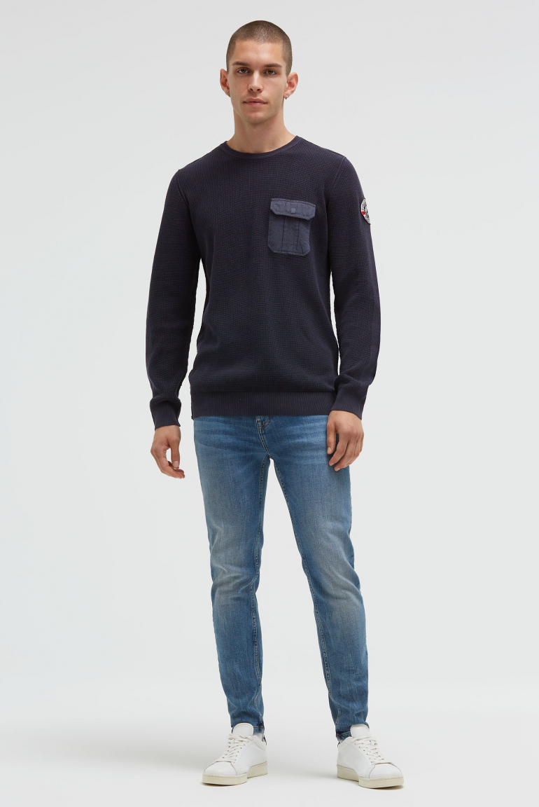 Svetr s pleteným vzorem a náprsní kapsou