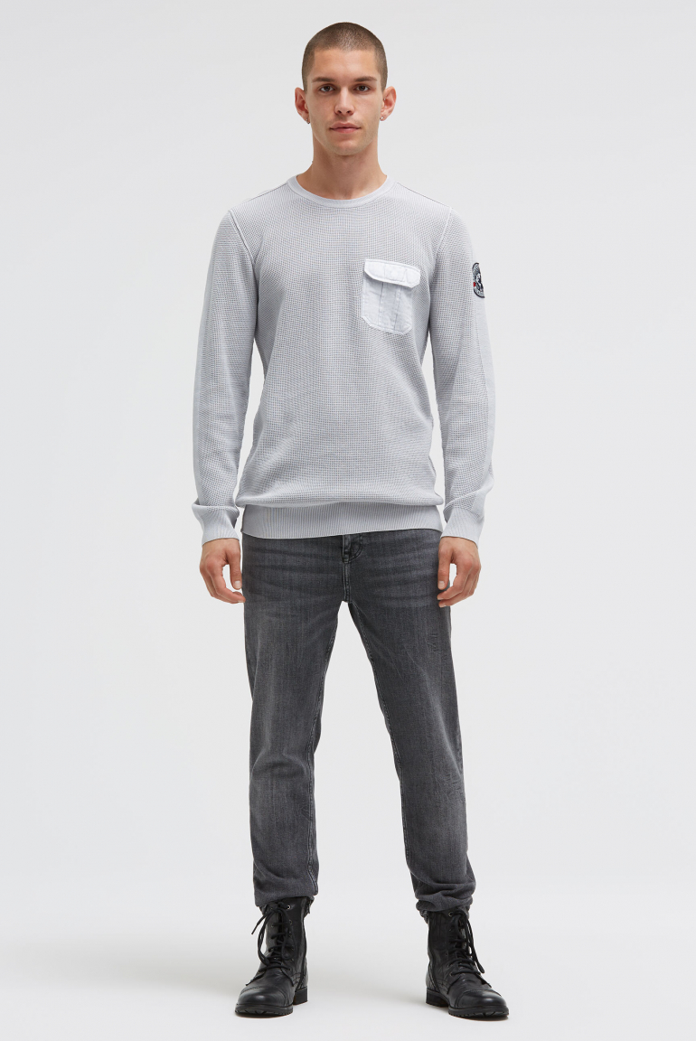 Svetr s pleteným vzorem a náprsní kapsou