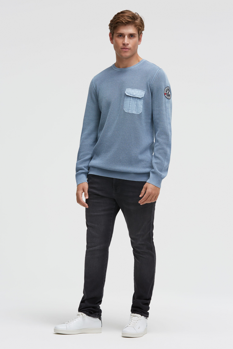 Svetr s pleteným vzorem a náprsní kapsou