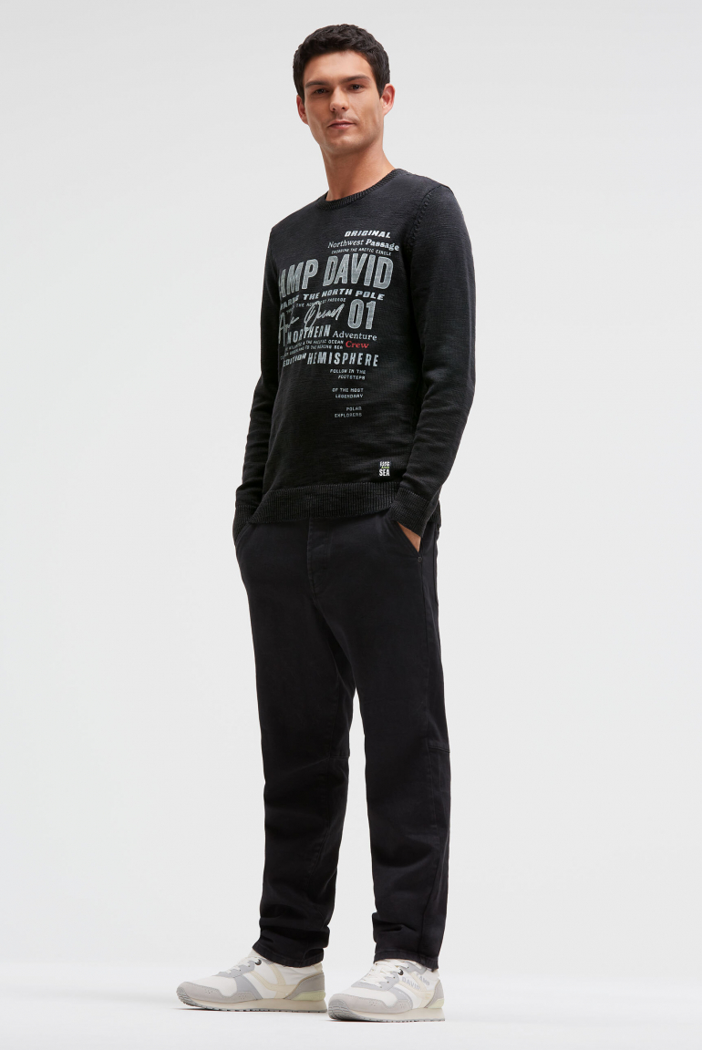 Svetr s kulatým výstřihem a potisky loga