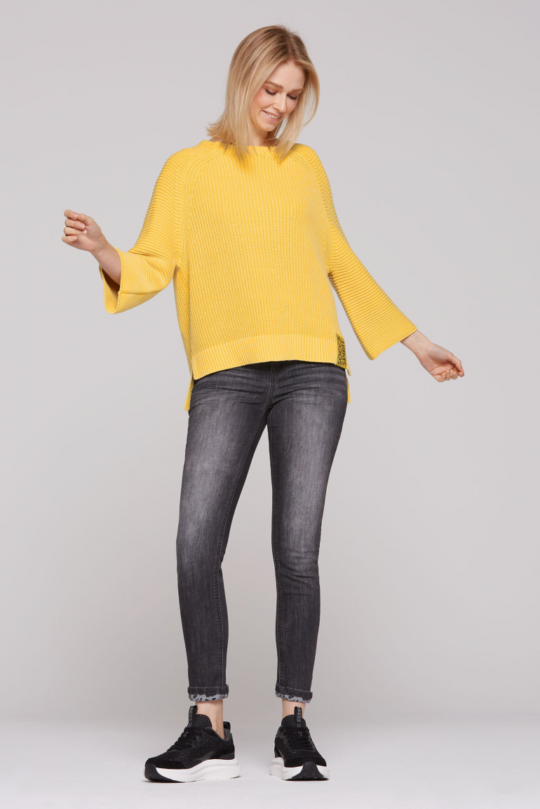 Svetr v sepraném vzhledu se zkrácenými rukávy