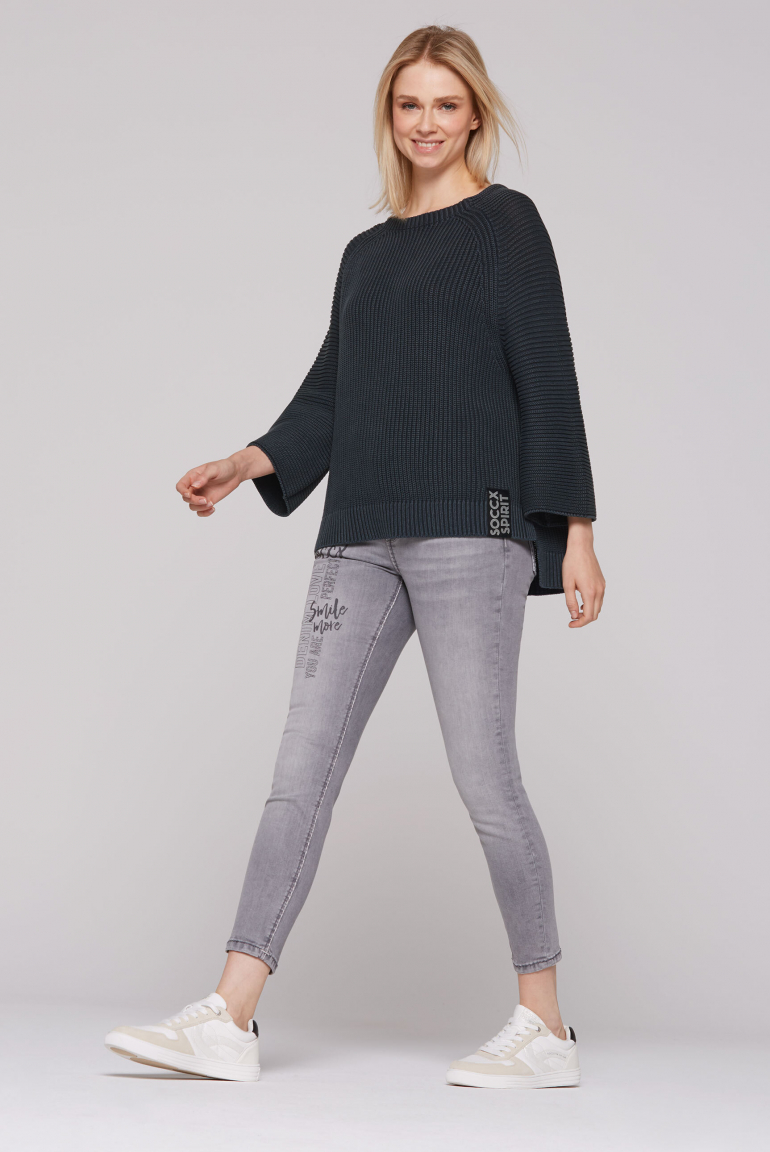 Svetr v sepraném vzhledu se zkrácenými rukávy