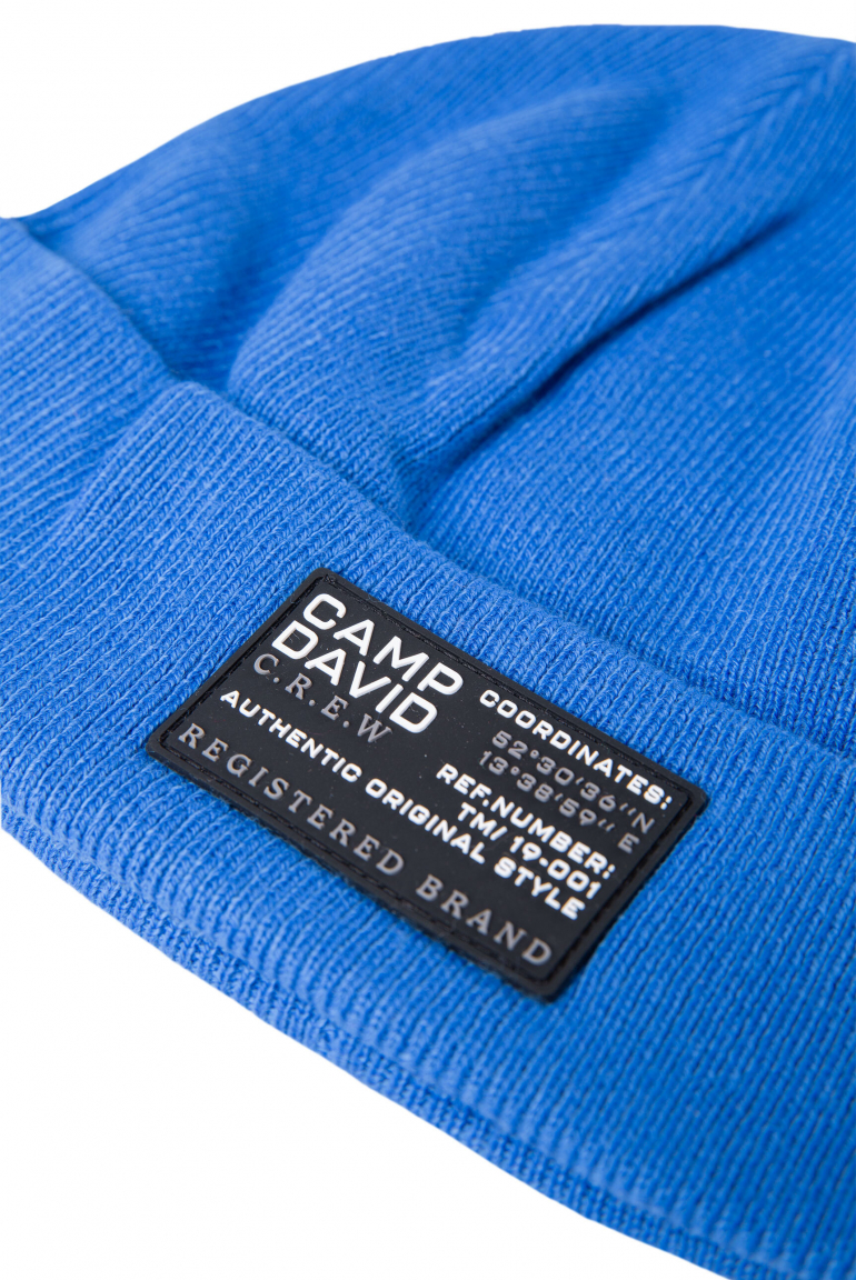 Pletená čepice s nášivkou s logem