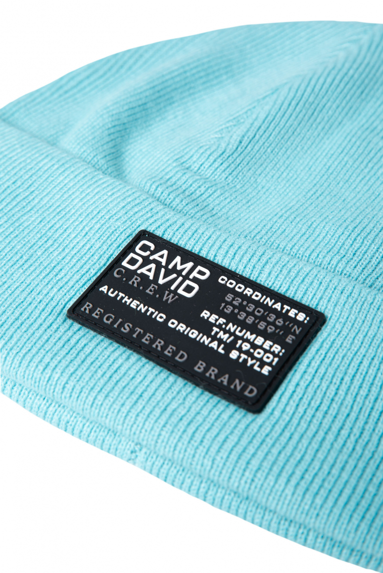 Pletená čepice s nášivkou s logem