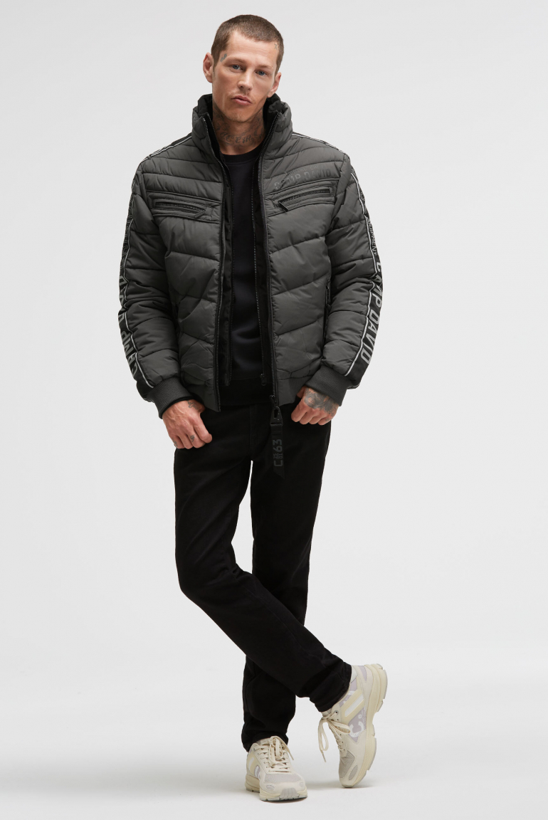 Prošívaný bomber s dvojitým límcem a páskami s logem