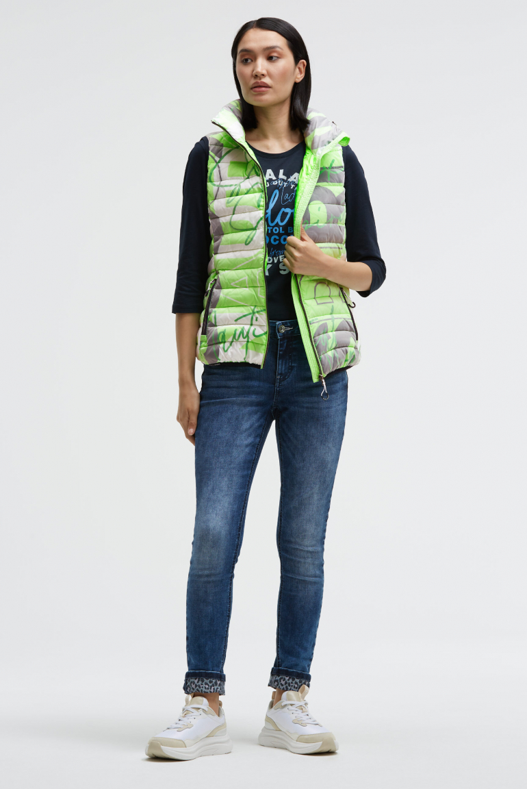 Prošívaná vesta s kapucí v límci a celoplošným potiskem